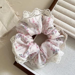 Λεπτομερής όψη γαλλικού floral scrunchie με κομψές λευκές δαντελένιες άκρες