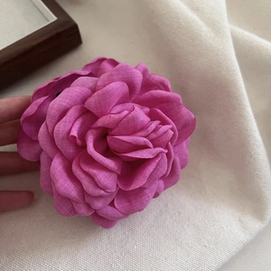 Détail d'une pince à cheveux rose faite main en rouge rose avec pétales de soie multicouches