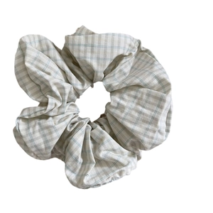 Chouchou à carreaux vert menthe avec bordure en dentelle et texture en coton doux