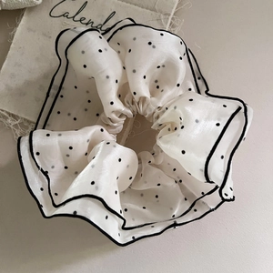 Chouchou double couche à pois blancs et bordure noire pour une coiffure rétro à la française