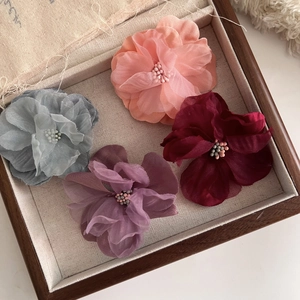 Set di quattro fermagli per capelli a fiori in organza in blu, rosa, viola e rosso