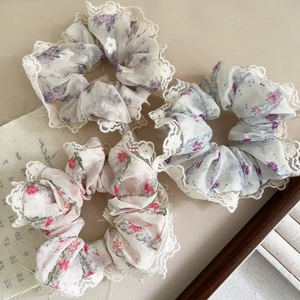 Σετ τριών λουλουδάτων scrunchies με δαντέλα σε μωβ, μπλε και ροζ σε μπεζ φόντο