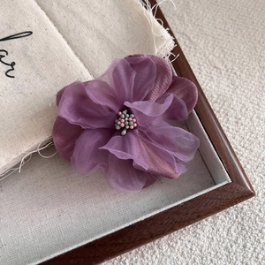 Elegante molletta per capelli con fiore 3D viola e delicati petali di organza da donna
