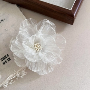 Pince à cheveux fleur en organza blanc élégant avec pétales multicouches pour style vintage