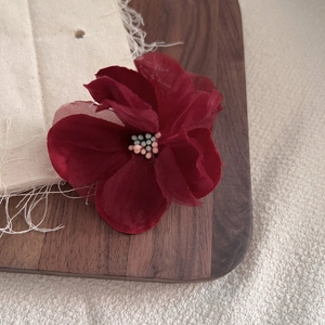Fermaglio per capelli a fiore in tessuto rosso scuro 3D con petali su vassoio in legno