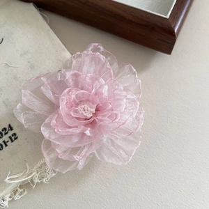Pince à cheveux fleur en organza rose élégante avec pétales multicouches délicats