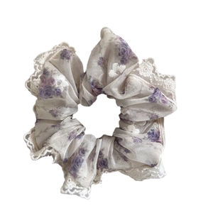 Γαλλικό λουλουδάτο scrunchie με μωβ μοτίβα και λευκή δαντέλα για χτενίσματα