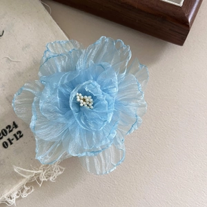 Barrette fleur en organza bleu clair élégante avec perle centrale pour look de vacances