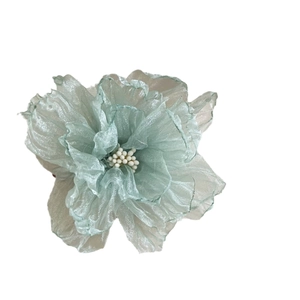 Pince à cheveux fleur en organza vert menthe avec perles blanches pour les vacances