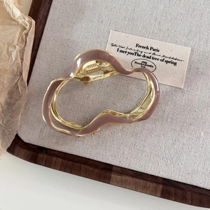 Unregelmäßige Cloud-Metall-Haarklammer mit rosa Emaille-Beschichtung für Damen