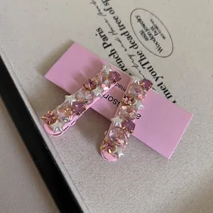 Barrettes à cheveux roses avec strass et étoiles blanches pour femmes sur carte