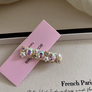 Détail de la pince à cheveux avec cristaux ovales, perles étoiles et accents brillants