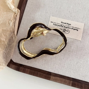 Französischer Haarkrebs aus Goldmetall mit dunkelbrauner Emaille-Oberfläche