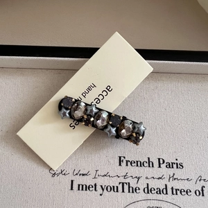 Pince à cheveux vintage élégante avec strass roses et perles étoiles sur carte