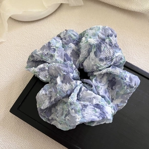 Chouchou romantique surdimensionné à fleurs bleues en tissu plissé pour coiffures élégantes