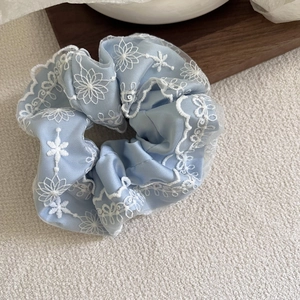 Chouchou style ballet bleu clair avec broderie florale blanche en dentelle pour cheveux