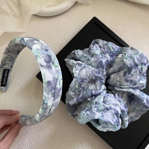 Ensemble chouchou et serre-tête floral bleu avec une finition texture à la main