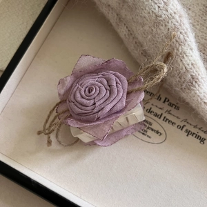 Pince à cheveux rose 3D élégante en mesh violet avec base en résine et corde de jute