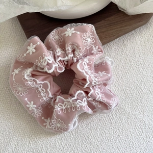 Chouchou rose pâle avec broderie florale en dentelle blanche sur tissu en maille