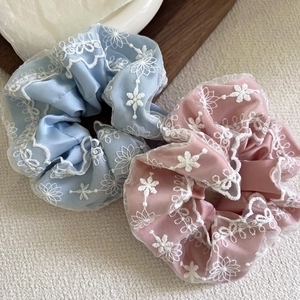 Chouchous en dentelle brodée de fleurs bleu clair et rose pour coiffures style ballerine