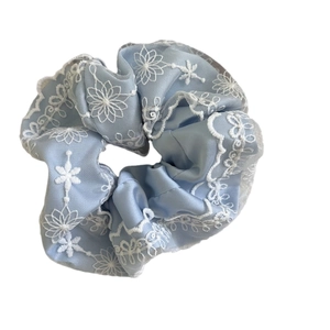 Chouchou style ballet bleu clair avec broderie en dentelle et motifs floraux élégants