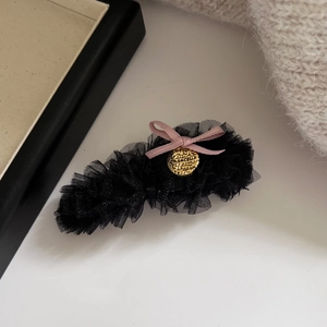 Elegante fermaglio per capelli in rete nera con fiocco rosa e medaglietta dorata