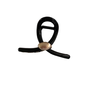 Pince à cheveux noire minimaliste avec détail en métal doré pour coiffure femme