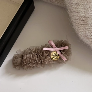 Fermaglio per capelli in rete marrone con fiocco rosa e ciondolo dorato con logo