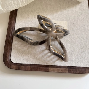Pince à cheveux papillon en marbre élégante avec monture dorée en métal chic