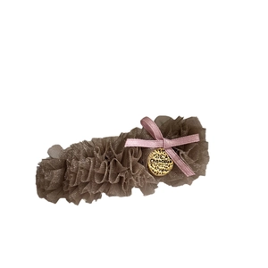 Fermaglio per capelli in tulle marrone con fiocco rosa e ciondolo dorato