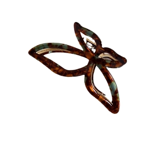Pince à cheveux papillon élégante en acétate avec motif écaille et ressort doré