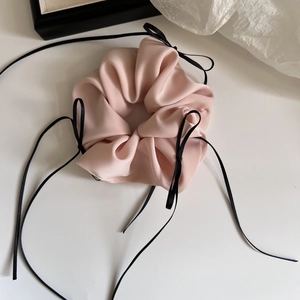 Rosa Satin-Haargummi mit schwarzen Bändern, elegantes Accessoire für Damen-Pferdeschwänze