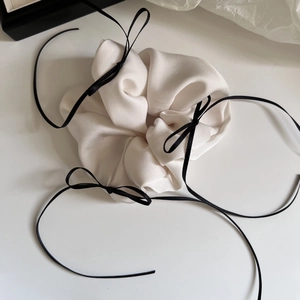 Eleganter weißer Satin-Haargummi mit langer schwarzer Bandschleife im Ballett-Stil Accessoire