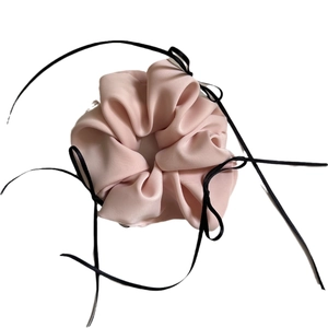Rosa Satin-Haargummi mit schwarzen Seidenbändern und Schleifen für Ballet-Look