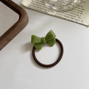 Élastique à cheveux élégant avec nœud en acétate vert et lettrage doré de luxe