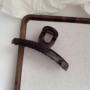 Vue détaillée de la pince à cheveux marron translucide de 13cm avec ressort en métal