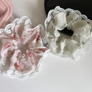 Elastici in pizzo floreale con motivi a rose rosa e foglie per acconciature dolci