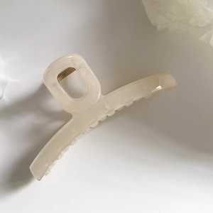 Pince à cheveux élégante de 13cm beige crème pour femme avec finition mate et courbes lisses