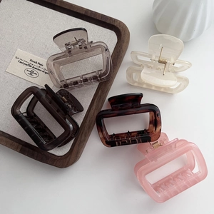 Lot de cinq petites pinces à cheveux carrées aux couleurs variées et au design minimaliste