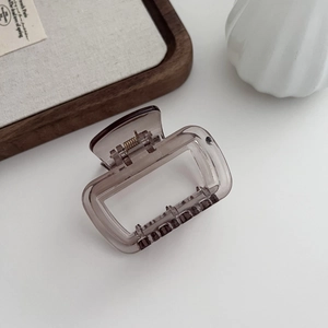 Pince à cheveux carrée minimaliste en résine gris-brun translucide avec ressort doré chic