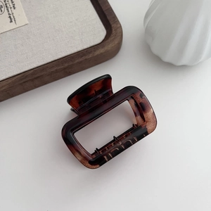 Pince à cheveux minimaliste en résine ambrée à motif écaille pour coiffures mi-hautes