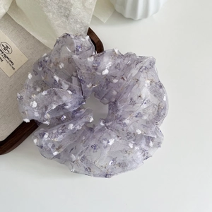 Florales Organza-Haargummi in Hellviolett mit zartem Netzgewebe für elegante Frisuren