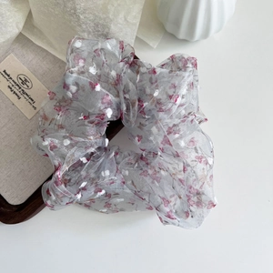 Florales Chiffon Haargummi mit rosa Blumen und weißen Punkten auf dezentem Hintergrund