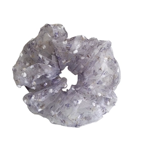 Eleganter lila Haargummi aus Organza mit Blumenmuster und weichen Netzfalten für Zöpfe