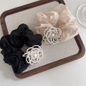 Eleganti elastici in organza con fiori di perle in beige e nero