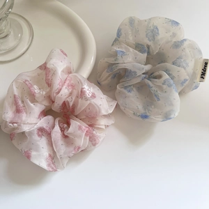 Détail de chouchous en tulle à fleurs roses et bleues avec texture de tissu transparente