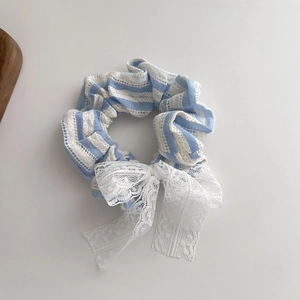 Chouchou à rayures bleues avec nœud en dentelle pour coiffures style ballet