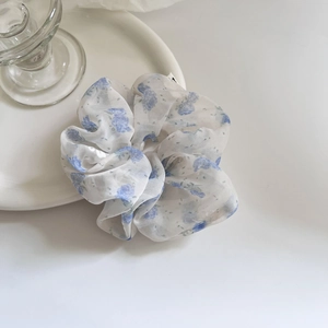 Chouchou élégant en organza blanc avec motif floral bleu pour coiffure en queue de cheval