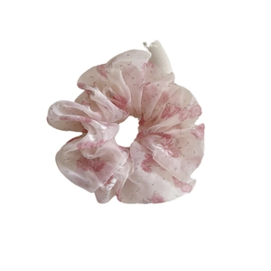 Chouchou rose à fleurs en mousseline avec texture douce pour queues de cheval