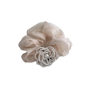 Elegante scrunchie in organza champagne con un grande fiore di perle per capelli